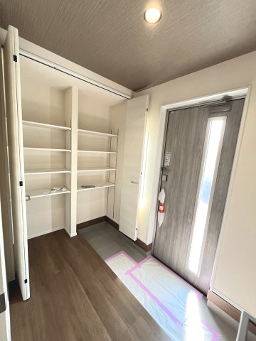 【玄関】 | 福岡市城南区七隈2丁目第6　1号棟（全2棟）【仲介手数料無料・0円】 | 施工例。施工例は完成時と異なる場合があります。