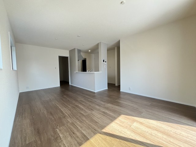 【内装】 | 福岡市城南区七隈2丁目第6　1号棟（全2棟）【仲介手数料無料・0円】 | 施工例。リビングです。施工例は完成時と異なる場合があります。