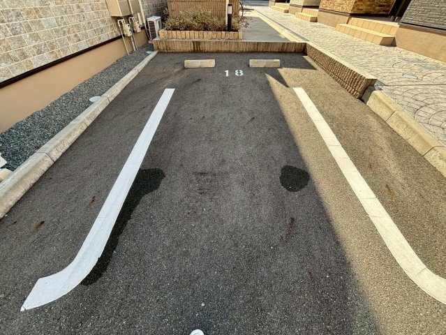 ヴィラ　ドゥ　グレーヌ梅ケ谷Eの駐車場
