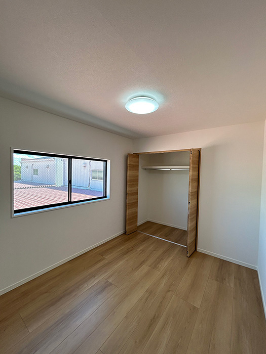 今津野田町中古戸建の洋室