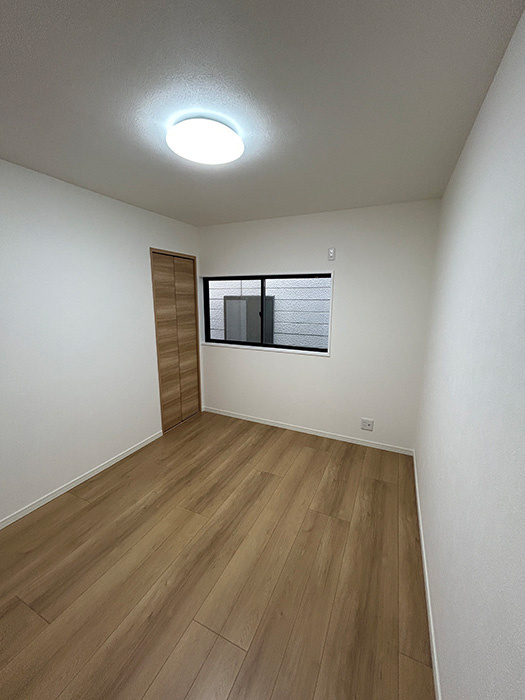 今津野田町中古戸建の洋室