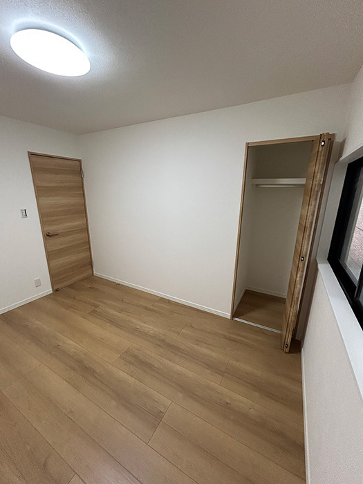 今津野田町中古戸建の洋室