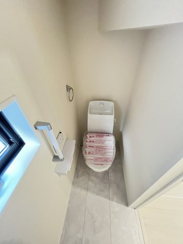 【内装】 | 福岡市城南区七隈2丁目第6　2号棟（全2棟）【仲介手数料無料・0円】 | 施工例。1階のトイレです。施工例は完成時と異なる場合があります。