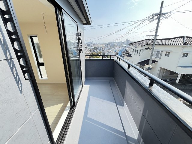 【バルコニー】 | 福岡市城南区七隈2丁目第6　2号棟（全2棟）【仲介手数料無料・0円】 | 施工例。施工例は完成時と異なる場合があります。