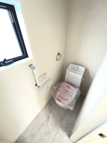 【内装】 | 福岡市城南区七隈2丁目第6　2号棟（全2棟）【仲介手数料無料・0円】 | 施工例。2階にもトイレです。施工例は完成時と異なる場合があります。