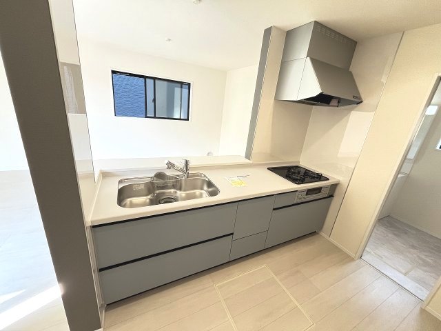 【キッチン】 | 福岡市城南区七隈2丁目第6　2号棟（全2棟）【仲介手数料無料・0円】 | 施工例。施工例は完成時と異なる場合があります。
