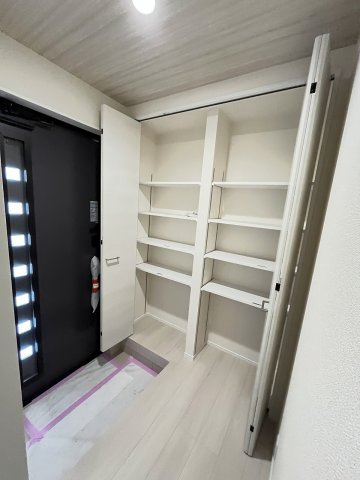 【玄関】 | 福岡市城南区七隈2丁目第6　2号棟（全2棟）【仲介手数料無料・0円】 | 施工例。施工例は完成時と異なる場合があります。