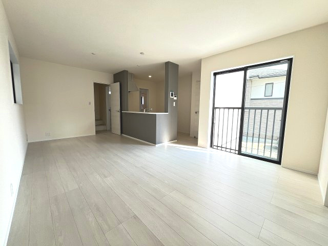 【居間・リビング】 | 福岡市城南区七隈2丁目第6　2号棟（全2棟）【仲介手数料無料・0円】 | 施工例。リビングです。施工例は完成時と異なる場合があります。