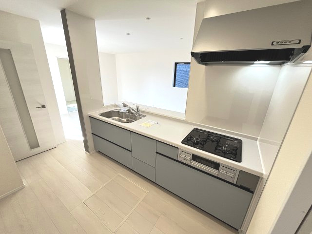 【キッチン】 | 福岡市城南区七隈2丁目第6　2号棟（全2棟）【仲介手数料無料・0円】 | 施工例。施工例は完成時と異なる場合があります。