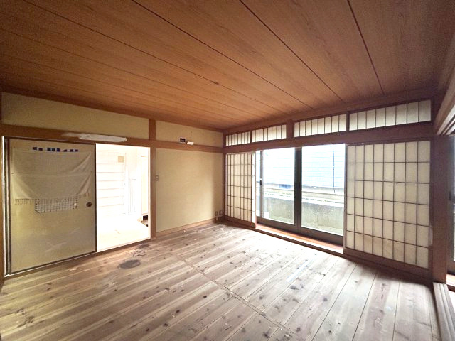 正法寺　リフォーム住宅　5SSLDKの和室|【リフォーム中】1階8帖和室の別角度写真です。照明は新品交換を行う予定です。