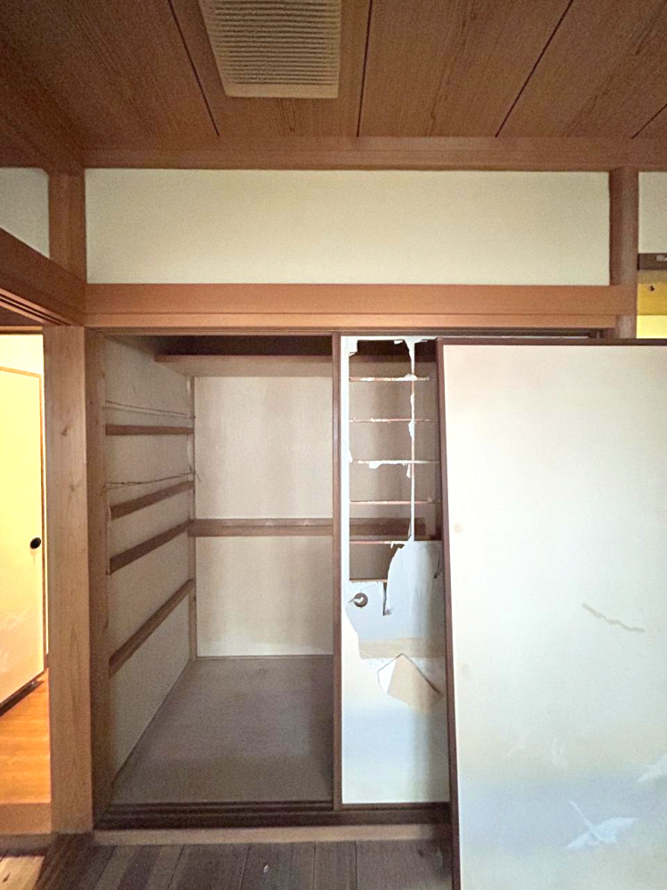 正法寺　リフォーム住宅　5SSLDKの和室|【リフォーム中】１階約8帖和室の押入れ写真です。襖の張替えを行う予定です。ご来客用のお布団は事らに入れておくことができそうですね。