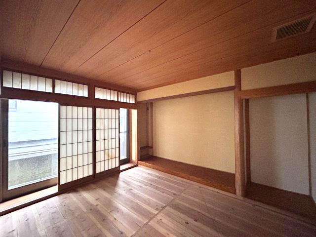 正法寺　リフォーム住宅　5SSLDKの洋室|【リフォーム中】1階約8.5帖洋室の写真です。和室から洋室に間取り変更を行う予定です。床はフロアタイルで仕上げる予定です。