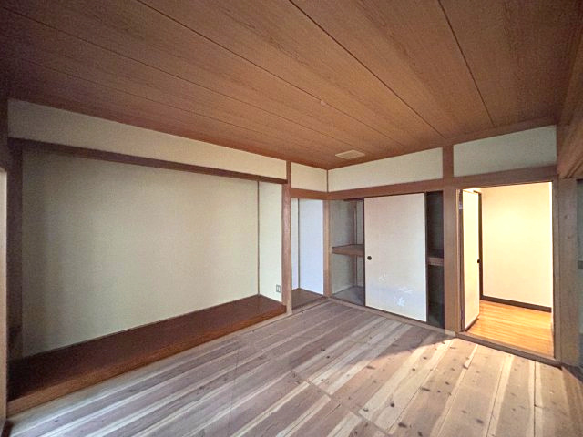 正法寺　リフォーム住宅　5SSLDKの洋室|【リフォーム中】1階約8.5帖洋室の別角度写真です。１間のクローゼットと入口建具は新品に交換予定です。