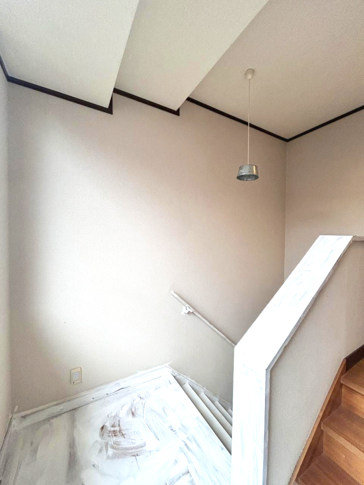 正法寺　リフォーム住宅　5SSLDKの内装|【リフォーム中】階段の写真です。一部塗装を行います。また、滑り止め設置と手すり新品交換を行う予定です。