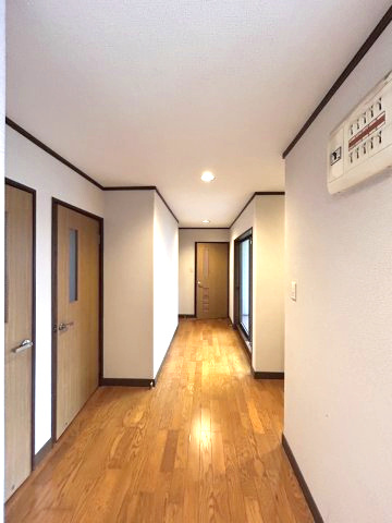 正法寺　リフォーム住宅　5SSLDKの内装|【リフォーム中】2階廊下の写真です。クロスの張替えと照明新品交換を行う予定です。