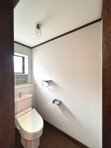 正法寺　リフォーム住宅　5SSLDKのトイレ|【リフォーム中】2階トイレの写真です。トイレは新品に交換予定です。クッションフロア・クロス張替えを行います。