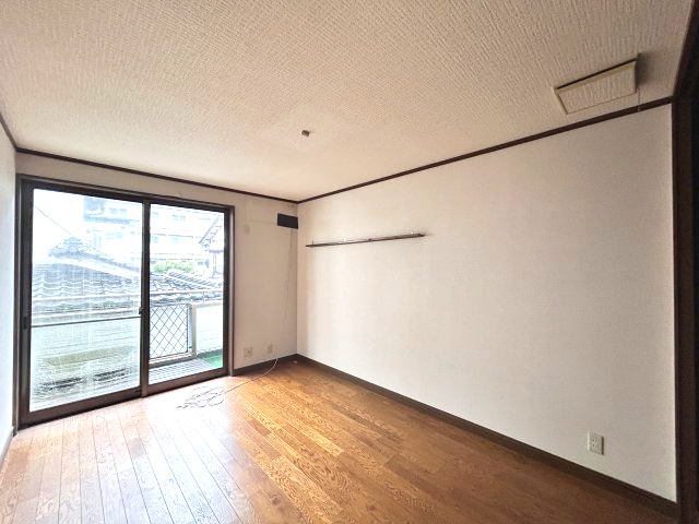正法寺　リフォーム住宅　5SSLDKの洋室|【リフォーム中】2階南西側約7帖洋室の写真です。フロアタイル重ね張り、クロス張替えを行う予定です。