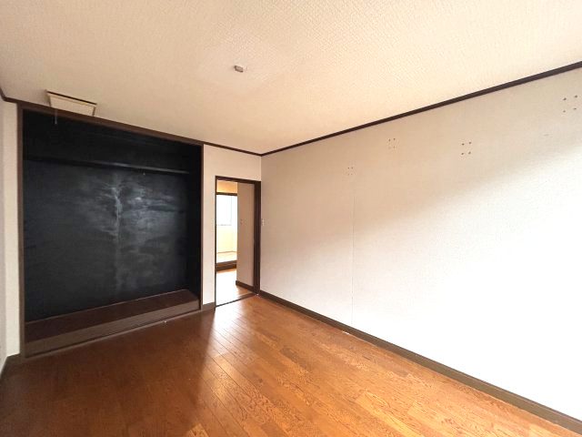 正法寺　リフォーム住宅　5SSLDKの洋室|【リフォーム中】2階南西側約7帖洋室の別角度写真です。収納カ所を居室に取り込む予定です。