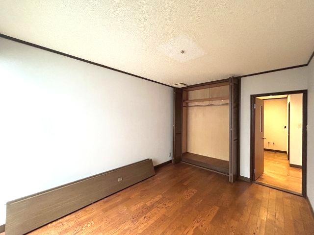 正法寺　リフォーム住宅　5SSLDKの洋室|【リフォーム中】2階真ん中6帖洋室の写真です。フロアタイルで仕上げる予定です。