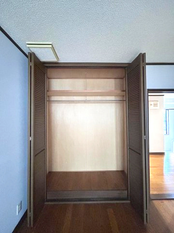 正法寺　リフォーム住宅　5SSLDKの洋室|【リフォーム中】2階真ん中約6帖洋室の収納写真です。建具はクリーニングを行います。枕棚・パイプがついているのでお洋服をハンガーのままかけることができますね。