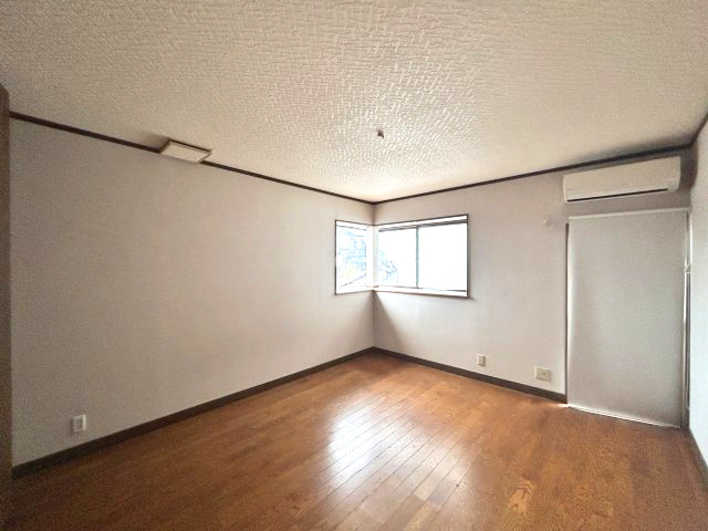 正法寺　リフォーム住宅　5SSLDKの洋室|【リフォーム中】2階南東側8帖洋室の写真です。フロアタイル重ね張り、クロス張替えを行う予定です。