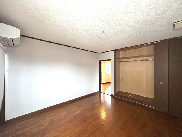 正法寺　リフォーム住宅　5SSLDKの洋室|【リフォーム中】2階南東側8帖洋室の別角度写真です。照明は新品のものを設置予定です。