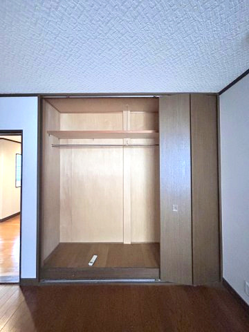 正法寺　リフォーム住宅　5SSLDKの洋室|【リフォーム中】2階南東側８帖洋室の収納写真です。たてぐはクリーニングを行う予定です。枕棚・パイプがついております。