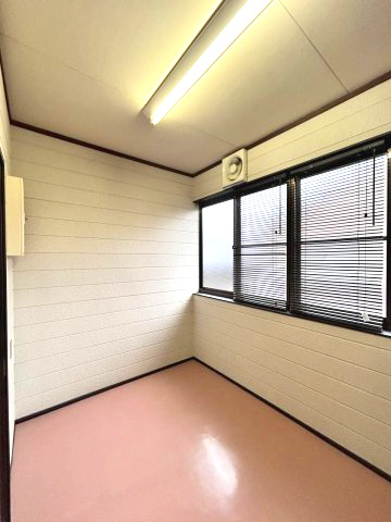 正法寺　リフォーム住宅　5SSLDKのランドリースペース|【リフォーム中】サンルームの写真です。クッションフロアで仕上げる予定です。雨の日でも洗濯物を干すスペースがあるのはうれしいですね。