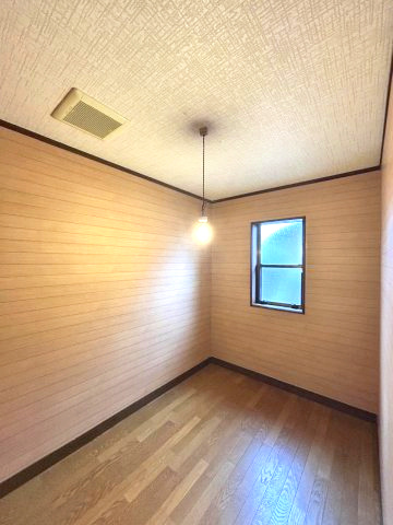 正法寺　リフォーム住宅　5SSLDKの収納|【リフォーム中】2階納戸の写真です。天井のみクロス張替えを行う予定です。照明は新品のものに交換いたします。