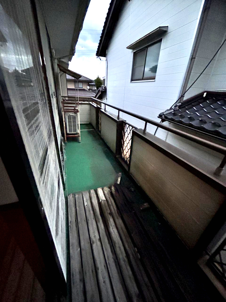 正法寺　リフォーム住宅　5SSLDKのバルコニー|【リフォーム中】バルコニーの写真です。防水塗装を行う予定です。