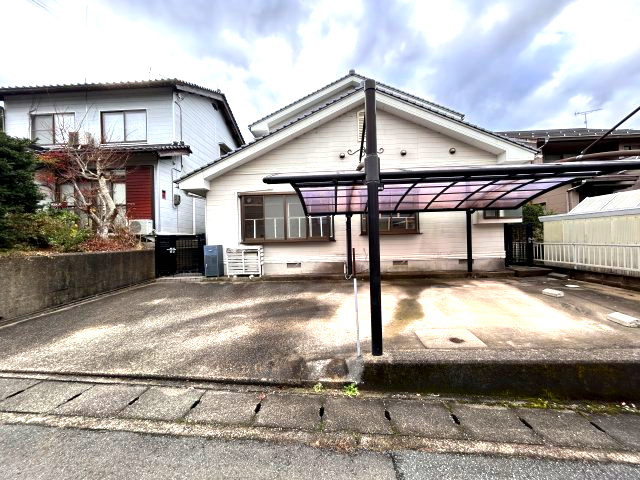 正法寺　リフォーム住宅　5SSLDKの駐車場|【リフォーム中】外観の写真です。土間は高圧洗浄を行う予定です。