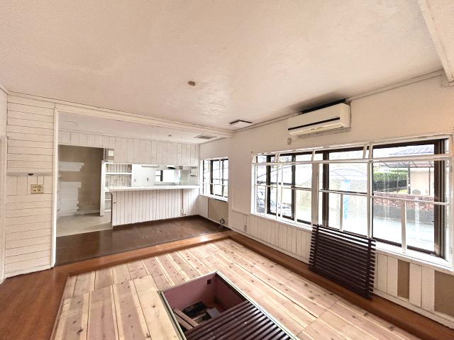 正法寺　リフォーム住宅　5SSLDKの居間・リビング|【リフォーム中】約18帖リビングの写真です。フロアタイル・クロスの張替えを行う予定です。