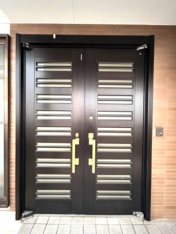 正法寺　リフォーム住宅　5SSLDKの玄関|【リフォーム中】玄関の写真です。鍵交換を行います。