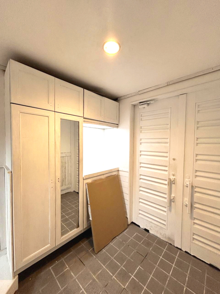 正法寺　リフォーム住宅　5SSLDKの玄関|【リフォーム中】玄関ホールの写真です。玄関ドアはシート張り、ドアノブは塗装を行う予定です。新品のシューズボックスに交換いたします。