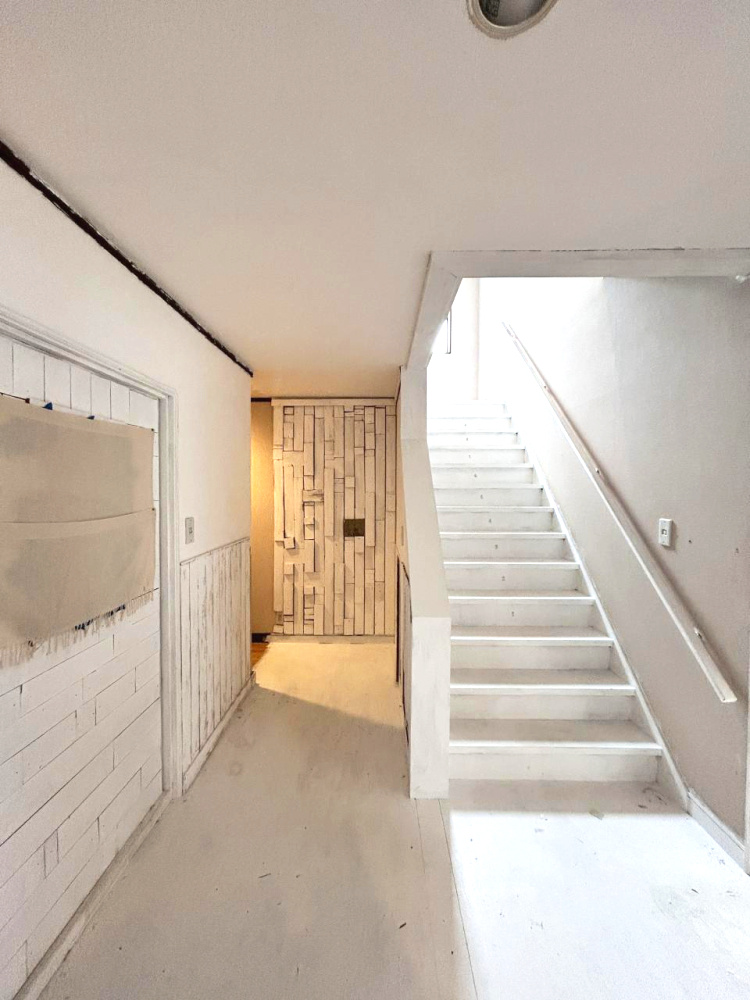 正法寺　リフォーム住宅　5SSLDKの内装|【リフォーム中】1階廊下の写真です。フローリング重ね張り、クロス張替えを行う予定です。照明も新品のものに交換いたします。