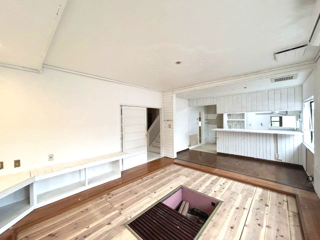 正法寺　リフォーム住宅　5SSLDKの居間・リビング|【リフォーム中】リビング別角度の写真です。照明、火災報知機を新品に交換予定です。対面キッチンなのでご家族の様子を見ながらお料理をすることができますね。