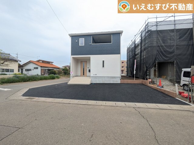 Cradle garden　本庄市小島第5の駐車場|2台駐車可能なスペース完備
しっかり舗装してある駐車スペースで天気が悪く足元が悪い日でも乗り降りしやすい♪