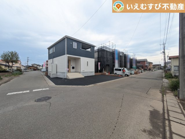 Cradle garden　本庄市小島第5の前面道路含む現地写真|充分な広さの前面道路
間口が広くお車の出し入れも問題なく行えるスペースが確保されています♪