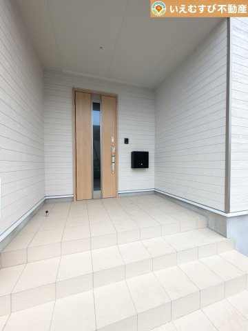 Cradle garden　本庄市小島第5のエントランス|雨が防げる広々エントランス
駐車場からアクセスの良いエントランス。雨の日や荷物が多くても安心の動線♪