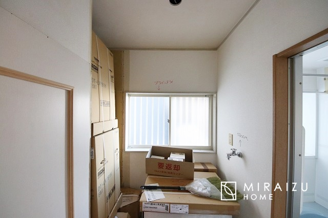 【独立洗面台】 | 洗面台です。収納棚もとても充実しております。コスメが大好きな奥様も、女子力高いご主人様もきっとご満足いただける収納力です。