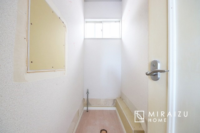 【洗面所】 | 洗濯機置き場と脱衣スペースもしっかりと確保されている洗面室、洗面コーナーは、窓から陽も差し明るく開放的な造りです。家事導線も良いので洗濯物やお湯はりもストレスフリーに毎日家事を楽しめそうです。
