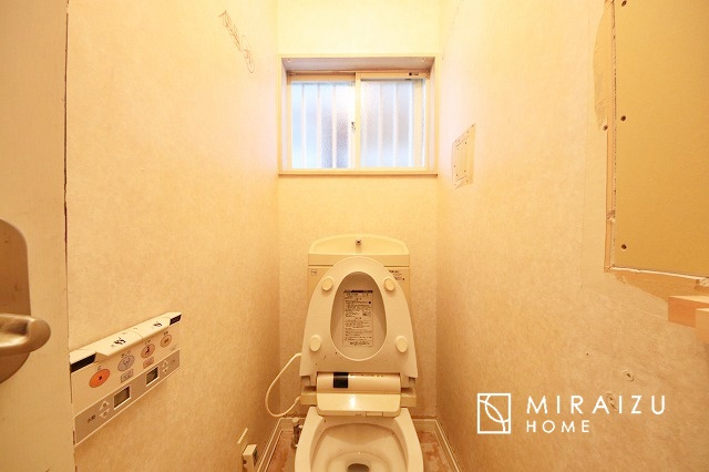 【トイレ】 | 空気の換気と光の明るさに配慮した清潔感のあるトイレ、ご自分の好きなアロマや芳香剤を置いて落ち着く空間を演出、一人になれる空間ですから、リラックスしたいですね。