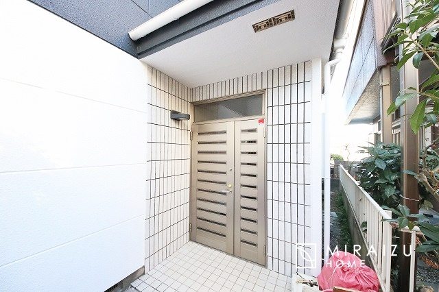 【玄関】 | いってきます♪ただいま♪明るい声が聞こえてきそうな玄関。ナチュラルなカラーがとても清潔感のある造りです♪
