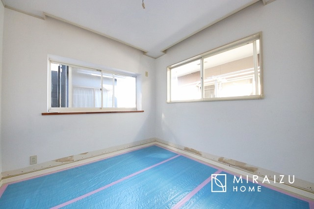 【洋室】 | 居心地の良さそうなリラックスできる空間。独立性のある建物ですので、ご自分の時間を大切にしたご家族様にぴったりです！
