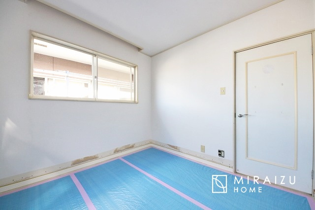 【寝室】 | 広さのある洋室は、ご夫婦様の寝室にぴったりですね。ご主人様の趣味のものや書斎などにも使用できるくらいの広さが嬉しいです。収納もばっちり完備してますのでお荷物が多いご家族様も安心してお暮しいただけます！