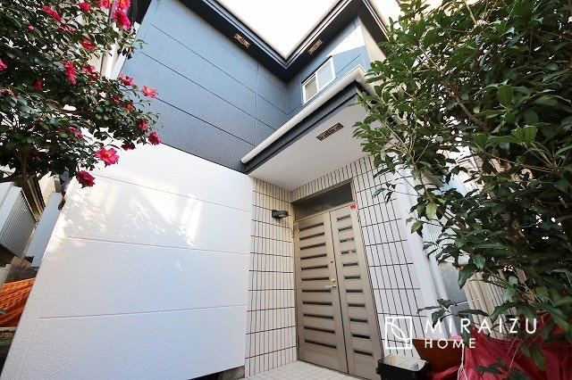 【外観】 | 青く澄み渡った綺麗な空と、陽の光をたっぷりと受ける、そんな住宅で新生活をスタートしてみませんか？見学・ご相談等、ミライズホーム(株)までお気軽にご連絡下さい。