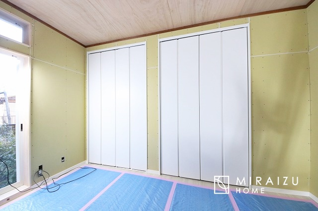 【洋室】 | 心も体も癒されるゆったりと落ち着いた洋室。窓が多いつくりになっています。窓が多いと明るい空間を保ち、室内へ気持ちの良い風も取り込んでくれます。