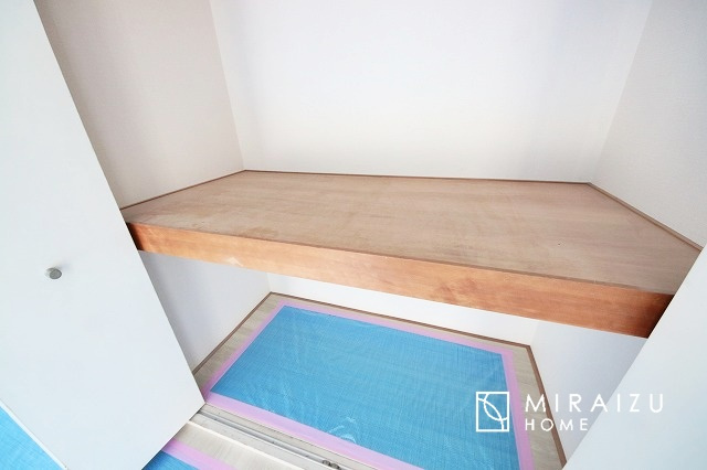 【収納】 | 収納あり、自然な採光ありの洋室。家族みんなが気持ち良く目覚められる、過ごしやすい主寝室などにもお勧め。もちろん、ペットもご一緒に。