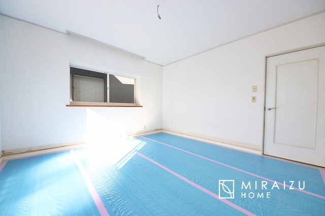 【居間・リビング】 | 陽当たりが心地の良いリビング空間です。日中はカーテンを開けて自然な光を取り込みリラックスして過ごしたいですね、照明器具もセンスの良いものを使いたいですね。
