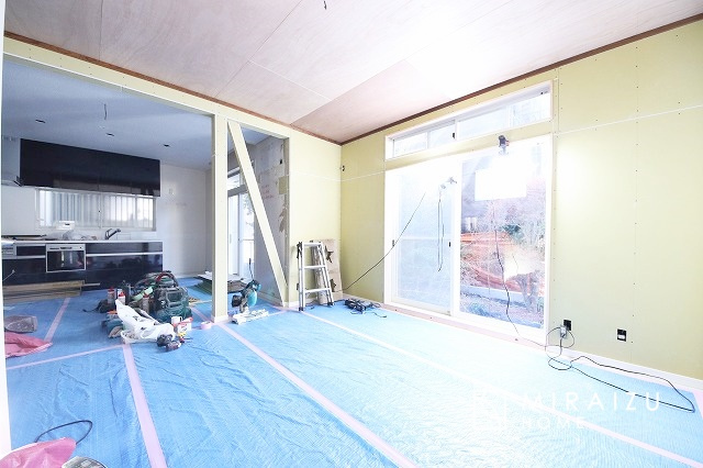 【居間・リビング】 | 大きな窓が特徴のリビングでは、太陽光も沢山取り込むことが出来てお家の中にいても日光浴が可能ですね、開放的な空間です。インテリア選びも楽しそう、ご家族様で相談しながらインテリア配置も楽しみたいです